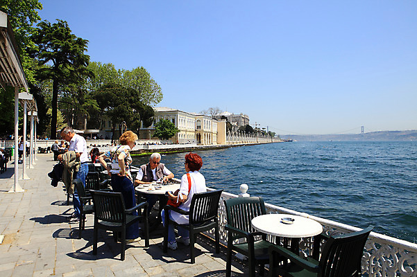 포토 JPG 주간 나무 식물 해외풍경 해외 건축물 바다 여행 의자 중동 난간 탁자 이스탄불 사람 풍경 여러명 해변 야외 건물 관광지 울타리 도시풍경 여행객 카페 도시 보행자 고객 해안도시 노천카페 카페테리아 돌마바흐체궁전 야외식당 가교 튀르키예 국내포토 자연요소 건축 나라 아시아 가구 다수 담장 상점 식당 궁전 파일형식