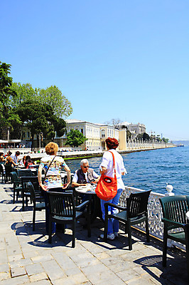 포토 JPG 주간 나무 식물 해외풍경 해외 건축물 바다 여행 의자 중동 난간 탁자 이스탄불 사람 풍경 여러명 해변 야외 건물 관광지 울타리 도시풍경 여행객 카페 도시 보행자 고객 해안도시 노천카페 카페테리아 돌마바흐체궁전 야외식당 튀르키예 국내포토 자연요소 건축 나라 아시아 가구 다수 담장 상점 식당 궁전 파일형식