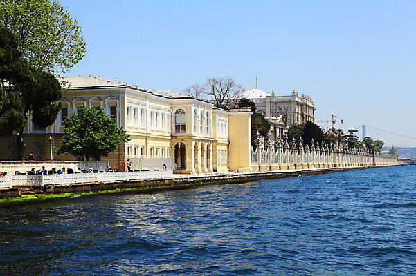 포토 JPG 주간 나무 식물 해외풍경 해외 건축물 바다 중동 이스탄불 사람 풍경 여러명 해변 야외 건물 관광지 도시풍경 여행객 궁전 카페 도시 해안도시 노천카페 카페테리아 돌마바흐체궁전 야외식당 튀르키예 국내포토 자연요소 건축 나라 아시아 여행 다수 고건축 상점 식당 파일형식