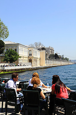 포토 JPG 주간 나무 식물 해외풍경 해외 건축물 바다 여행 의자 중동 난간 탁자 이스탄불 사람 풍경 여러명 해변 야외 건물 관광지 울타리 도시풍경 여행객 카페 도시 보행자 고객 해안도시 노천카페 카페테리아 돌마바흐체궁전 야외식당 튀르키예 국내포토 자연요소 건축 나라 아시아 가구 다수 담장 상점 식당 궁전 파일형식