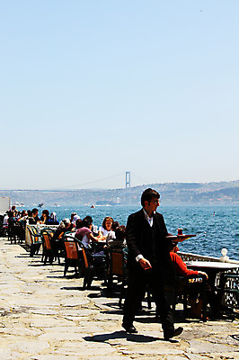 포토 JPG 주간 해외풍경 해외 바다 여행 의자 중동 탁자 이스탄불 사람 풍경 여러명 해변 야외 관광지 도시풍경 여행객 카페 도시 웨이터 고객 해안도시 서빙 노천카페 카페테리아 돌마바흐체궁전 야외식당 가교 튀르키예 국내포토 자연요소 직업 건축물 나라 아시아 가구 다수 상점 식당 궁전 파일형식