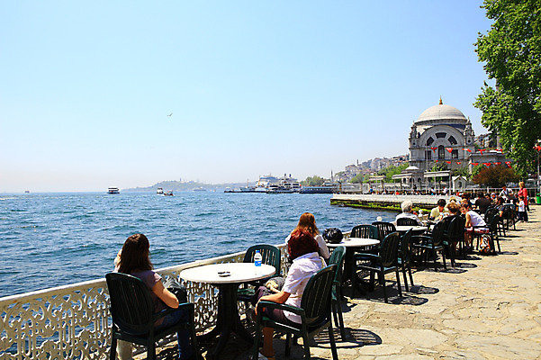 포토 JPG 주간 나무 식물 해외풍경 해외 건축물 건축 바다 여행 고건축 의자 중동 난간 해외건축 서양건축 탁자 이스탄불 사람 풍경 여러명 해변 야외 건물 관광지 울타리 도시풍경 여행객 항구 궁전 카페 깃발 도시 유람선 고객 해안도시 노천카페 카페테리아 돌마바흐체궁전 야외식당 선박 튀르키예 국내포토 자연요소 나라 아시아 가구 다수 수상교통 배_교통 교통시설 담장 상점 식당 파일형식