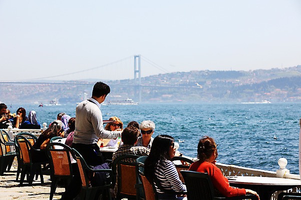 포토 JPG 주간 해외풍경 해외 바다 여행 의자 중동 난간 탁자 이스탄불 사람 풍경 여러명 해변 야외 관광지 울타리 도시풍경 여행객 카페 도시 고객 해안도시 서빙 노천카페 카페테리아 돌마바흐체궁전 야외식당 가교 튀르키예 국내포토 자연요소 건축물 나라 아시아 가구 다수 담장 상점 식당 궁전 파일형식