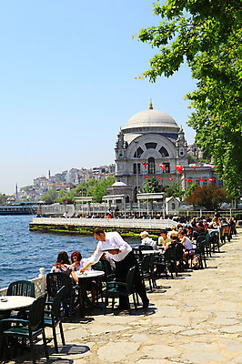 포토 JPG 주간 나무 식물 해외풍경 해외 건축물 건축 바다 여행 고건축 의자 중동 난간 해외건축 서양건축 탁자 이스탄불 사람 풍경 여러명 해변 야외 건물 관광지 울타리 도시풍경 여행객 항구 궁전 카페 깃발 도시 유람선 웨이터 고객 해안도시 서빙 노천카페 카페테리아 돌마바흐체궁전 야외식당 선박 튀르키예 국내포토 자연요소 직업 나라 아시아 가구 다수 수상교통 배_교통 교통시설 담장 상점 식당 파일형식
