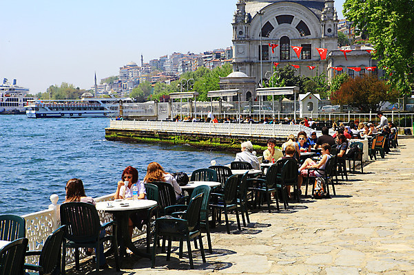 포토 JPG 주간 나무 식물 해외풍경 해외 건축물 건축 바다 여행 고건축 의자 중동 난간 해외건축 서양건축 탁자 이스탄불 사람 풍경 여러명 해변 야외 건물 관광지 울타리 도시풍경 여행객 항구 궁전 카페 깃발 도시 유람선 고객 해안도시 노천카페 카페테리아 돌마바흐체궁전 야외식당 선박 튀르키예 국내포토 자연요소 나라 아시아 가구 다수 수상교통 배_교통 교통시설 담장 상점 식당 파일형식
