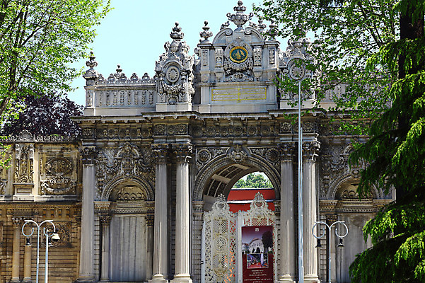 포토 JPG 주간 나무 식물 해외풍경 해외 건축물 건축 외국문화 고건축 가로등 중동 건축양식 해외건축 서양건축 이스탄불 풍경 사람없음 야외 건물 문 궁전 아치 터키문화 돌마바흐체궁전 유럽풍 튀르키예 국내포토 자연요소 동양문화 공공시설 나라 아시아 문화 파일형식