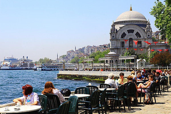 포토 JPG 주간 나무 식물 해외풍경 해외 건축물 건축 바다 여행 고건축 의자 중동 난간 해외건축 서양건축 탁자 이스탄불 사람 풍경 여러명 해변 야외 건물 관광지 울타리 도시풍경 여행객 항구 궁전 카페 깃발 도시 유람선 고객 해안도시 노천카페 카페테리아 돌마바흐체궁전 야외식당 선박 튀르키예 국내포토 자연요소 나라 아시아 가구 다수 수상교통 배_교통 교통시설 담장 상점 식당 파일형식