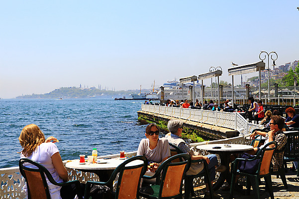 포토 JPG 주간 해외풍경 해외 바다 여행 의자 중동 난간 탁자 이스탄불 사람 풍경 여러명 해변 야외 관광지 울타리 도시풍경 여행객 카페 도시 유람선 고객 해안도시 노천카페 카페테리아 돌마바흐체궁전 야외식당 선박 튀르키예 국내포토 자연요소 나라 아시아 가구 다수 수상교통 배_교통 담장 상점 식당 궁전 파일형식