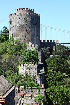 포토 JPG 주간 나무 식물 해외풍경 해외 건축물 외국문화 유적 중동 유적지 하늘 이스탄불 풍경 사람없음 야외 관광지 맑음 성 옛터 성벽 터키문화 루멜리히사르 가교 튀르키예 국내포토 자연요소 동양문화 전통 건축 나라 아시아 문화 여행 고건축 날씨 파일형식