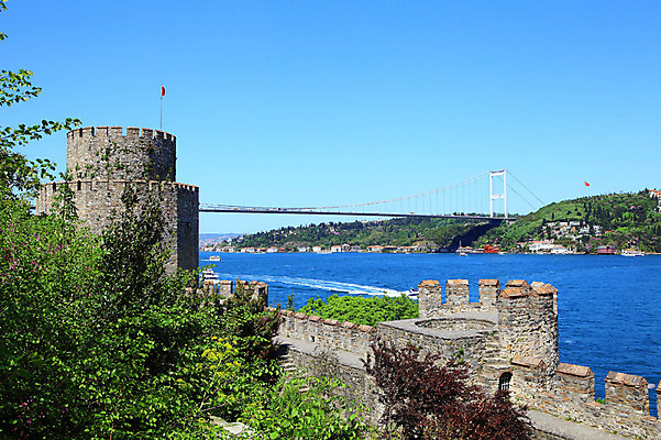 포토 JPG 주간 나무 식물 해외풍경 해외 건축물 바다 외국문화 유적 중동 유적지 하늘 이스탄불 풍경 해변 사람없음 야외 관광지 도시풍경 맑음 도시 성 유람선 해안도시 옛터 성벽 터키문화 루멜리히사르 가교 선박 튀르키예 국내포토 자연요소 동양문화 전통 건축 나라 아시아 문화 여행 고건축 수상교통 배_교통 날씨 파일형식