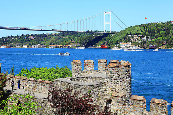 포토 JPG 주간 나무 식물 해외풍경 해외 건축물 바다 외국문화 유적 중동 유적지 하늘 이스탄불 항해 사람 풍경 해변 야외 두명 관광지 도시풍경 맑음 도시 성 유람선 해안도시 옛터 성벽 터키문화 루멜리히사르 가교 선박 튀르키예 국내포토 자연요소 동양문화 전통 건축 나라 아시아 문화 여행 고건축 수상교통 배_교통 날씨 파일형식