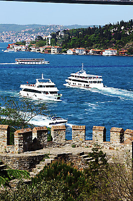 포토 JPG 주간 나무 식물 해외풍경 해외 건축물 바다 외국문화 수상교통 요트 유적 중동 유적지 이스탄불 항해 풍경 해변 사람없음 야외 관광지 도시풍경 도시 보트 성 유람선 해안도시 옛터 성벽 터키문화 루멜리히사르 선박 튀르키예 국내포토 자연요소 동양문화 전통 건축 나라 아시아 문화 교통수단 여행 고건축 배_교통 파일형식