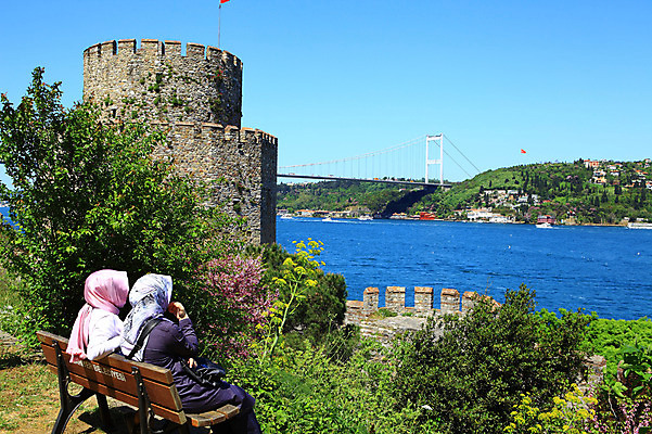 포토 JPG 주간 나무 식물 해외풍경 해외 건축물 꽃 바다 외국문화 벤치 의자 유적 중동 유적지 하늘 이스탄불 사람 앉기 풍경 해변 야외 두명 관광지 도시풍경 맑음 도시 성 해안도시 옛터 성벽 터키문화 루멜리히사르 가교 튀르키예 국내포토 자연요소 동양문화 전통 건축 나라 아시아 문화 여행 가구 고건축 모션 날씨 파일형식