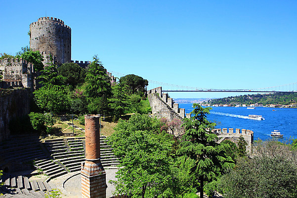 포토 JPG 주간 나무 식물 해외풍경 해외 건축물 바다 외국문화 유적 중동 유적지 하늘 이스탄불 항해 풍경 해변 사람없음 야외 관광지 도시풍경 계단 맑음 도시 성 유람선 해안도시 옛터 성벽 터키문화 루멜리히사르 가교 선박 튀르키예 국내포토 자연요소 동양문화 전통 건축 나라 아시아 문화 여행 고건축 수상교통 배_교통 날씨 파일형식