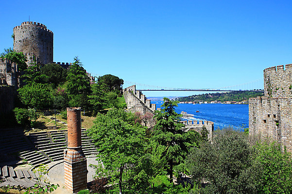 포토 JPG 주간 나무 식물 해외풍경 해외 건축물 바다 외국문화 유적 중동 유적지 하늘 이스탄불 항해 풍경 해변 사람없음 야외 관광지 도시풍경 계단 맑음 도시 성 유람선 해안도시 옛터 성벽 터키문화 루멜리히사르 가교 선박 튀르키예 국내포토 자연요소 동양문화 전통 건축 나라 아시아 문화 여행 고건축 수상교통 배_교통 날씨 파일형식