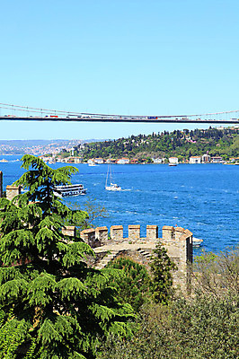 포토 JPG 주간 나무 식물 해외풍경 해외 건축물 바다 외국문화 유적 중동 유적지 하늘 이스탄불 풍경 해변 사람없음 야외 관광지 도시풍경 맑음 도시 성 유람선 해안도시 옛터 성벽 터키문화 루멜리히사르 가교 선박 튀르키예 국내포토 자연요소 동양문화 전통 건축 나라 아시아 문화 여행 고건축 수상교통 배_교통 날씨 파일형식