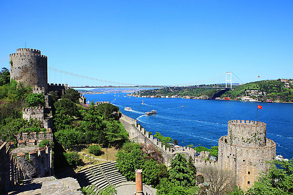 포토 JPG 주간 나무 식물 해외풍경 해외 건축물 바다 외국문화 유적 중동 유적지 하늘 이스탄불 항해 풍경 해변 사람없음 야외 관광지 도시풍경 계단 맑음 깃발 도시 성 유람선 해안도시 옛터 성벽 터키문화 루멜리히사르 가교 선박 튀르키예 국내포토 자연요소 동양문화 전통 건축 나라 아시아 문화 여행 고건축 수상교통 배_교통 날씨 파일형식