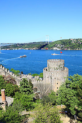포토 JPG 주간 나무 식물 해외풍경 해외 건축물 바다 외국문화 유적 중동 유적지 하늘 이스탄불 항해 사람 풍경 해변 야외 관광지 도시풍경 맑음 깃발 도시 성 유람선 해안도시 옛터 성벽 터키문화 루멜리히사르 가교 선박 튀르키예 국내포토 자연요소 동양문화 전통 건축 나라 아시아 문화 여행 고건축 수상교통 배_교통 날씨 파일형식