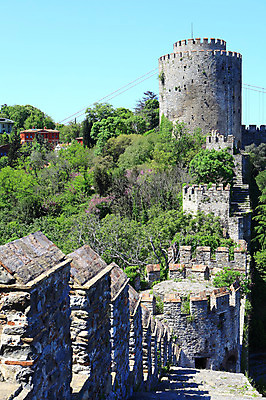 포토 JPG 주간 나무 식물 해외풍경 해외 건축물 외국문화 유적 중동 유적지 하늘 이스탄불 그림자 풍경 사람없음 야외 건물 관광지 계단 맑음 성 옛터 성벽 터키문화 루멜리히사르 튀르키예 국내포토 자연요소 동양문화 전통 건축 나라 아시아 문화 여행 고건축 날씨 파일형식