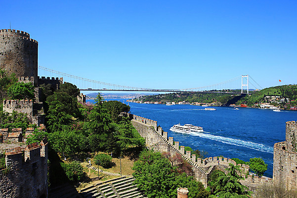 포토 JPG 주간 나무 식물 해외풍경 해외 건축물 바다 외국문화 유적 중동 유적지 하늘 이스탄불 항해 사람 풍경 여러명 해변 야외 관광지 도시풍경 계단 맑음 도시 성 유람선 해안도시 옛터 성벽 터키문화 루멜리히사르 가교 선박 튀르키예 국내포토 자연요소 동양문화 전통 건축 나라 아시아 문화 여행 다수 고건축 수상교통 배_교통 날씨 파일형식