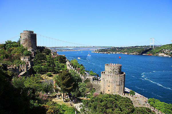 포토 JPG 주간 나무 식물 해외풍경 해외 건축물 바다 외국문화 유적 중동 유적지 하늘 이스탄불 항해 사람 풍경 여러명 해변 야외 관광지 도시풍경 계단 맑음 깃발 도시 성 유람선 해안도시 옛터 성벽 터키문화 루멜리히사르 가교 선박 튀르키예 국내포토 자연요소 동양문화 전통 건축 나라 아시아 문화 여행 다수 고건축 수상교통 배_교통 날씨 파일형식