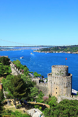 포토 JPG 주간 나무 식물 해외풍경 해외 건축물 바다 외국문화 유적 중동 유적지 하늘 이스탄불 항해 사람 풍경 여러명 해변 야외 관광지 도시풍경 여행객 계단 맑음 깃발 도시 성 유람선 해안도시 옛터 성벽 터키문화 루멜리히사르 가교 선박 튀르키예 국내포토 자연요소 동양문화 전통 건축 나라 아시아 문화 여행 다수 고건축 수상교통 배_교통 날씨 파일형식
