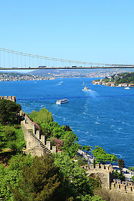 포토 JPG 주간 나무 식물 해외풍경 해외 건축물 바다 외국문화 유적 중동 유적지 하늘 이스탄불 항해 사람 풍경 여러명 해변 야외 관광지 도시풍경 여행객 계단 맑음 도시 성 유람선 해안도시 옛터 성벽 터키문화 루멜리히사르 가교 선박 튀르키예 국내포토 자연요소 동양문화 전통 건축 나라 아시아 문화 여행 다수 고건축 수상교통 배_교통 날씨 파일형식