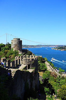 포토 JPG 주간 나무 식물 해외풍경 해외 건축물 바다 외국문화 유적 중동 유적지 하늘 이스탄불 항해 그림자 사람 풍경 여러명 해변 야외 관광지 도시풍경 여행객 계단 맑음 도시 성 유람선 해안도시 옛터 성벽 터키문화 루멜리히사르 가교 선박 튀르키예 국내포토 자연요소 동양문화 전통 건축 나라 아시아 문화 여행 다수 고건축 수상교통 배_교통 날씨 파일형식