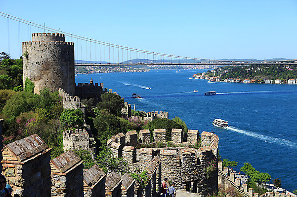 포토 JPG 주간 나무 식물 해외풍경 해외 건축물 바다 외국문화 유적 중동 유적지 하늘 이스탄불 항해 사람 풍경 해변 야외 관광지 도시풍경 여행객 맑음 도시 성 유람선 해안도시 옛터 성벽 터키문화 루멜리히사르 가교 선박 튀르키예 국내포토 자연요소 동양문화 전통 건축 나라 아시아 문화 여행 고건축 수상교통 배_교통 날씨 파일형식