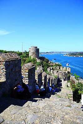 포토 JPG 주간 나무 식물 해외풍경 해외 건축물 바다 외국문화 수상교통 유적 중동 유적지 하늘 이스탄불 그림자 사람 풍경 여러명 해변 야외 관광지 도시풍경 여행객 계단 맑음 도시 성 그늘 유람선 해안도시 옛터 성벽 터키문화 루멜리히사르 가교 선박 튀르키예 국내포토 자연요소 동양문화 전통 건축 나라 아시아 문화 교통수단 여행 다수 고건축 배_교통 날씨 파일형식