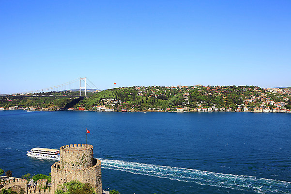포토 JPG 주간 나무 식물 해외풍경 해외 건축물 건축 바다 외국문화 수상교통 유적 중동 유적지 하늘 이스탄불 항해 풍경 해변 사람없음 야외 관광지 도시풍경 맑음 깃발 도시 성 국기 유람선 해안도시 터키문화 루멜리히사르 터키국기 가교 선박 튀르키예 국내포토 자연요소 동양문화 전통 나라 아시아 문화 교통수단 여행 고건축 배_교통 날씨 파일형식