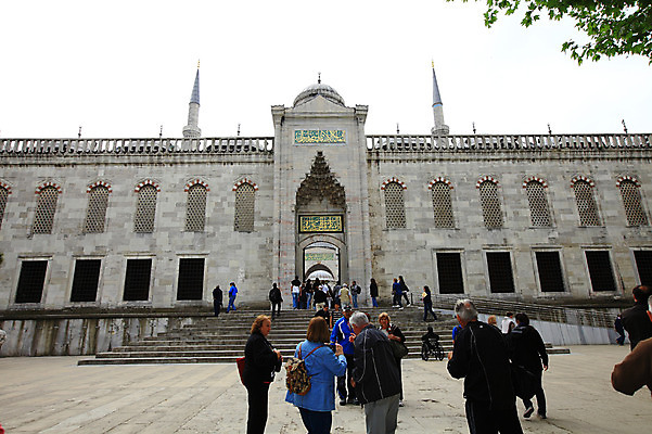 포토 JPG 주간 해외풍경 해외 건축물 건축 고건축 중동 건축양식 창문 해외건축 서양건축 종교건축 종교시설 출입구 이스탄불 사람 풍경 여러명 야외 건물 관광지 여행객 계단 탑 기둥 사찰 사원 이슬람교 모스크 이슬람건축 첨탑 블루모스크 술탄아흐메트 술탄아흐메트자미 튀르키예 국내포토 자연요소 나라 아시아 종교 여행 다수 비즈니스 시설 파일형식