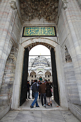 포토 JPG 주간 해외풍경 해외 건축물 건축 고건축 중동 건축양식 해외건축 서양건축 종교건축 종교시설 출입구 이스탄불 사람 여러명 야외 건물 관광지 교회 여행객 문 사찰 사원 이슬람교 모스크 이슬람건축 블루모스크 술탄아흐메트 술탄아흐메트자미 튀르키예 국내포토 자연요소 나라 아시아 종교 여행 다수 비즈니스 풍경 시설 파일형식