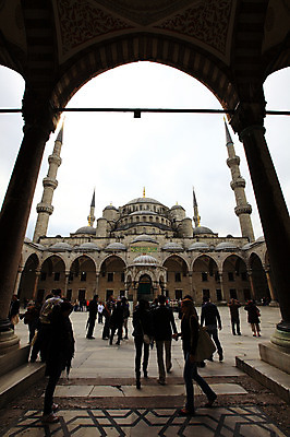 포토 JPG 주간 해외풍경 해외 건축물 건축 고건축 중동 건축양식 해외건축 서양건축 종교건축 종교시설 이스탄불 사람 풍경 여러명 야외 건물 관광지 교회 여행객 탑 기둥 사찰 사원 이슬람교 아치 모스크 이슬람건축 첨탑 블루모스크 술탄아흐메트 술탄아흐메트자미 튀르키예 국내포토 자연요소 나라 아시아 종교 여행 다수 비즈니스 시설 파일형식