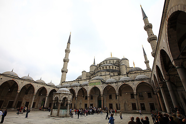 포토 JPG 주간 해외풍경 해외 건축물 건축 고건축 중동 건축양식 해외건축 서양건축 종교건축 종교시설 이스탄불 사람 풍경 여러명 야외 건물 관광지 교회 여행객 탑 기둥 사찰 사원 이슬람교 아치 모스크 이슬람건축 첨탑 블루모스크 술탄아흐메트 술탄아흐메트자미 튀르키예 국내포토 자연요소 나라 아시아 종교 여행 다수 비즈니스 시설 파일형식