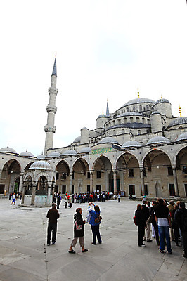 포토 JPG 주간 해외풍경 해외 건축물 건축 고건축 중동 건축양식 해외건축 서양건축 종교건축 종교시설 이스탄불 사람 풍경 여러명 야외 건물 관광지 교회 여행객 탑 기둥 사찰 사원 이슬람교 아치 모스크 이슬람건축 첨탑 블루모스크 술탄아흐메트 술탄아흐메트자미 튀르키예 국내포토 자연요소 나라 아시아 종교 여행 다수 비즈니스 시설 파일형식