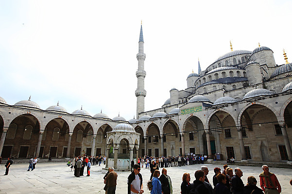 포토 JPG 주간 해외풍경 해외 건축물 건축 고건축 중동 건축양식 해외건축 서양건축 종교건축 종교시설 이스탄불 사람 풍경 여러명 야외 건물 관광지 교회 여행객 탑 기둥 사찰 사원 이슬람교 아치 모스크 이슬람건축 첨탑 블루모스크 술탄아흐메트 술탄아흐메트자미 튀르키예 국내포토 자연요소 나라 아시아 종교 여행 다수 비즈니스 시설 파일형식
