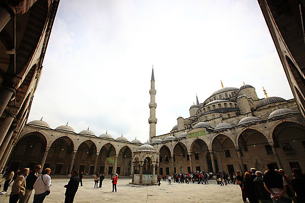 포토 JPG 주간 구름 해외풍경 해외 건축물 건축 고건축 중동 건축양식 해외건축 서양건축 종교건축 종교시설 하늘 이스탄불 사람 풍경 여러명 야외 건물 관광지 교회 여행객 탑 기둥 사찰 사원 이슬람교 아치 모스크 이슬람건축 첨탑 블루모스크 술탄아흐메트 술탄아흐메트자미 튀르키예 국내포토 자연요소 나라 아시아 종교 여행 다수 비즈니스 시설 파일형식