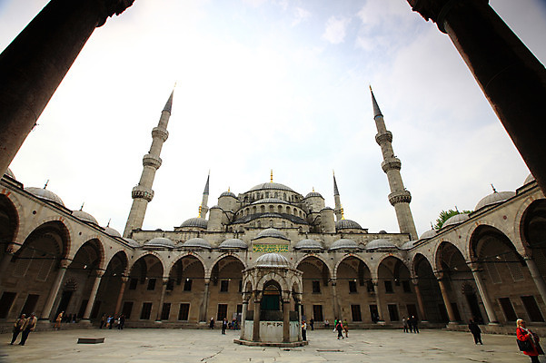 포토 JPG 주간 구름 해외풍경 해외 건축물 건축 고건축 중동 건축양식 해외건축 서양건축 종교건축 종교시설 하늘 이스탄불 사람 풍경 여러명 야외 건물 관광지 교회 여행객 탑 기둥 사찰 사원 이슬람교 아치 모스크 이슬람건축 첨탑 블루모스크 술탄아흐메트 술탄아흐메트자미 튀르키예 국내포토 자연요소 나라 아시아 종교 여행 다수 비즈니스 시설 파일형식