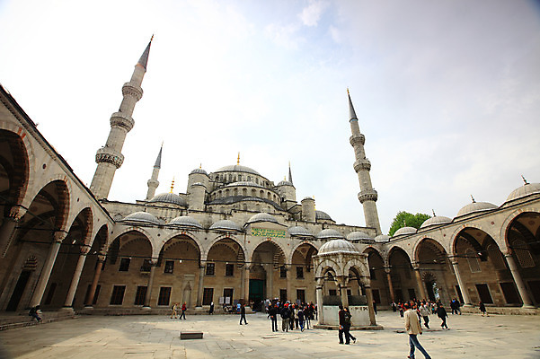 포토 JPG 주간 구름 해외풍경 해외 건축물 건축 고건축 중동 건축양식 해외건축 서양건축 종교건축 종교시설 하늘 이스탄불 사람 풍경 여러명 야외 건물 관광지 교회 여행객 탑 기둥 사찰 사원 이슬람교 아치 모스크 이슬람건축 첨탑 블루모스크 술탄아흐메트 술탄아흐메트자미 튀르키예 국내포토 자연요소 나라 아시아 종교 여행 다수 비즈니스 시설 파일형식