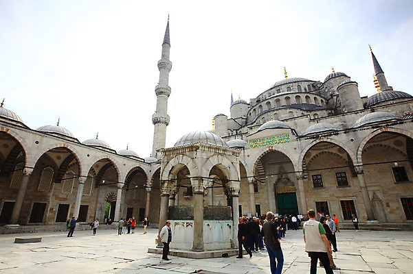 포토 JPG 주간 해외풍경 해외 건축물 건축 고건축 중동 건축양식 해외건축 서양건축 종교건축 종교시설 이스탄불 사람 풍경 여러명 야외 건물 관광지 교회 여행객 탑 기둥 사찰 사원 이슬람교 아치 모스크 이슬람건축 첨탑 블루모스크 술탄아흐메트 술탄아흐메트자미 튀르키예 국내포토 자연요소 나라 아시아 종교 여행 다수 비즈니스 시설 파일형식