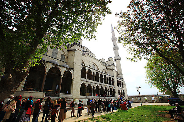 포토 JPG 주간 나무 식물 해외풍경 해외 건축물 건축 고건축 벤치 의자 중동 건축양식 해외건축 서양건축 종교건축 자동차 종교시설 이스탄불 사람 풍경 잔디 여러명 야외 건물 관광지 교회 여행객 탑 정원 기둥 사찰 사원 이슬람교 모스크 이슬람건축 첨탑 블루모스크 술탄아흐메트 술탄아흐메트자미 튀르키예 국내포토 자연요소 나라 아시아 종교 육상교통 여행 가구 다수 비즈니스 시설 파일형식