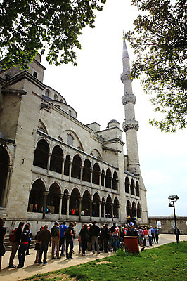 포토 JPG 주간 나무 식물 해외풍경 해외 건축물 건축 고건축 중동 건축양식 해외건축 서양건축 종교건축 종교시설 이스탄불 사람 풍경 잔디 여러명 야외 건물 관광지 교회 여행객 탑 기둥 사찰 사원 이슬람교 모스크 이슬람건축 첨탑 블루모스크 술탄아흐메트 술탄아흐메트자미 튀르키예 국내포토 자연요소 나라 아시아 종교 여행 다수 비즈니스 시설 파일형식