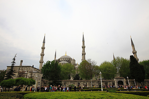 포토 JPG 주간 나무 식물 해외풍경 해외 건축물 공원 건축 고건축 가로등 중동 건축양식 해외건축 서양건축 종교건축 종교시설 이스탄불 사람 풍경 여러명 야외 건물 관광지 담장 교회 여행객 탑 정원 기둥 사찰 사원 이슬람교 모스크 이슬람건축 첨탑 블루모스크 술탄아흐메트 술탄아흐메트자미 튀르키예 국내포토 자연요소 공공시설 나라 아시아 종교 여행 다수 비즈니스 시설 파일형식
