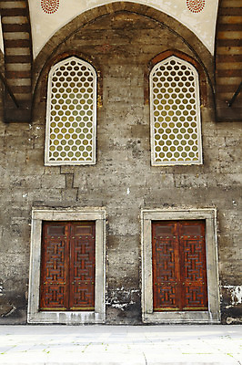 포토 JPG 주간 해외풍경 해외 건축물 건축 고건축 중동 건축양식 창문 해외건축 서양건축 종교건축 종교시설 이스탄불 풍경 사람없음 야외 건물 관광지 교회 문 사찰 사원 이슬람교 모스크 이슬람건축 블루모스크 술탄아흐메트 튀르키예 국내포토 자연요소 나라 아시아 종교 여행 비즈니스 시설 파일형식