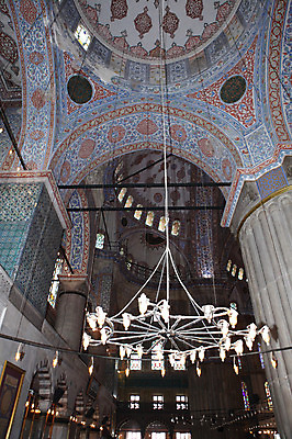 포토 JPG 해외풍경 해외 문양 건축물 건축 줄 로우앵글 고건축 무늬 중동 해외건축 서양건축 종교건축 종교시설 조명 이스탄불 실내 사람없음 내부 건물 관광지 교회 기둥 사찰 사원 이슬람교 천장 모스크 이슬람건축 샹들리에 블루모스크 술탄아흐메트 술탄아흐메트자미 튀르키예 국내포토 나라 아시아 종교 뷰포인트 여행 비즈니스 풍경 시설 파일형식