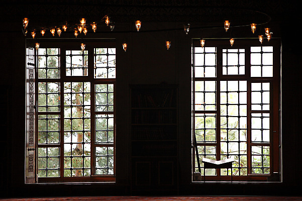 포토 JPG 주간 해외풍경 해외 중동 창문 종교시설 조명 이스탄불 실내 사람없음 내부 빛 교회 어둠 사찰 사원 이슬람교 창가 모스크 창살 블루모스크 쇠창살 술탄아흐메트 튀르키예 국내포토 자연요소 나라 아시아 종교 비즈니스 종교건축 풍경 건물 시설 파일형식