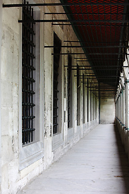 포토 JPG 해외풍경 해외 건축물 건축 중동 창문 해외건축 서양건축 종교건축 종교시설 이스탄불 풍경 사람없음 건물 원근감 사찰 사원 이슬람교 통로 모스크 이슬람건축 창살 블루모스크 쇠창살 술탄아흐메트 술탄아흐메트자미 튀르키예 국내포토 나라 아시아 종교 뷰포인트 비즈니스 시설 파일형식