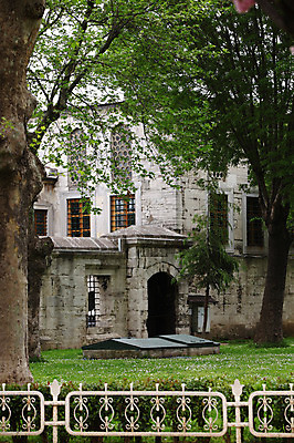 포토 JPG 주간 나무 식물 해외풍경 해외 건축물 건축 고건축 중동 건축양식 해외건축 서양건축 종교건축 종교시설 이스탄불 잔디 사람없음 야외 건물 관광지 울타리 교회 정원 사찰 사원 이슬람교 모스크 이슬람건축 블루모스크 술탄아흐메트 튀르키예 국내포토 자연요소 나라 아시아 종교 여행 비즈니스 풍경 담장 시설 파일형식