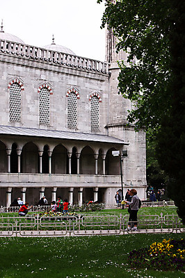 포토 JPG 주간 나무 식물 해외풍경 해외 건축물 건축 꽃 고건축 꽃밭 중동 해외건축 서양건축 종교건축 종교시설 이스탄불 사람 풍경 잔디 여러명 야외 건물 관광지 울타리 교회 여행객 정원 사찰 사원 이슬람교 모스크 이슬람건축 블루모스크 술탄아흐메트 술탄아흐메트자미 튀르키예 국내포토 자연요소 나라 아시아 종교 여행 다수 비즈니스 담장 시설 파일형식